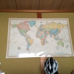色鮮やかで古風な雰囲気のある世界地図（128×82cm）を購入・部屋に飾ってみました